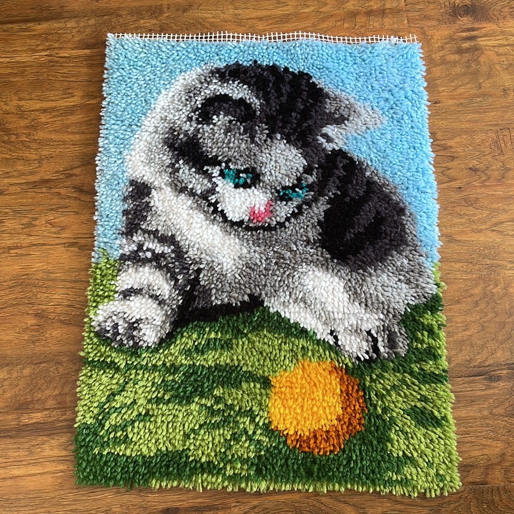Vintage handmade latch hook kitten tapestry - Picture 5 of 6